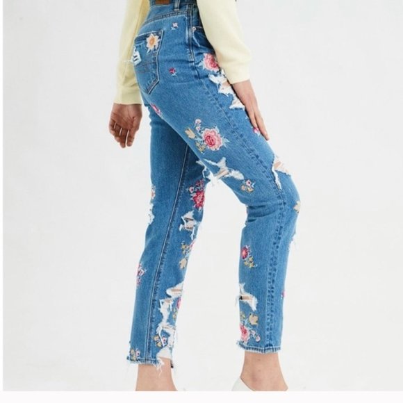American Eagle Outfitters Denim - American Eagle Mom Jean Distressed Heavily Embroidered Floral Size 8 Short Boho